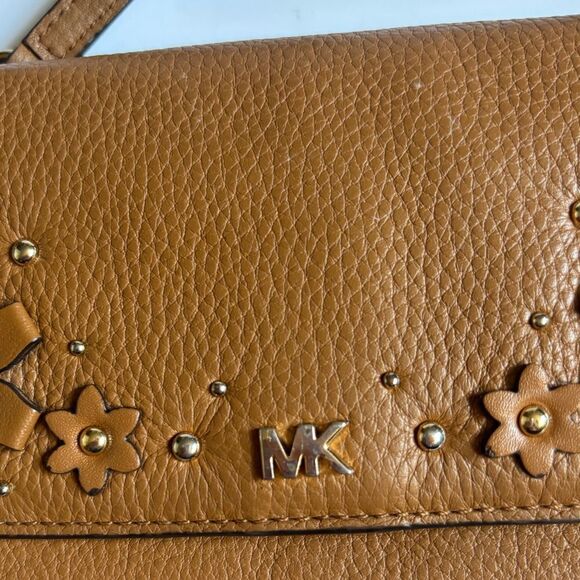 MICHAEL KORS
Floral Embellished Pebbled Leather Convertible Crossbody Bag - Picture 4 of 8